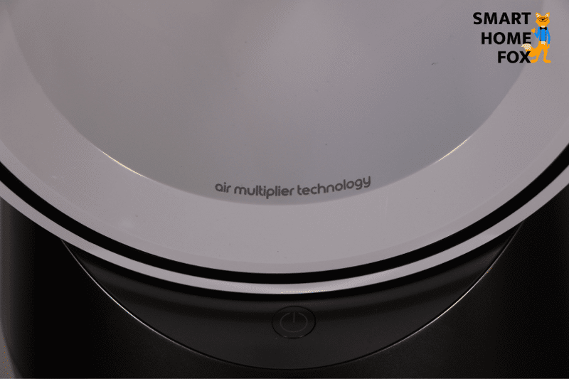 Der Air Multiplier Technology Schriftzug im Turm des Dyson Pure Hot and Cool HP04 Luftreinigers